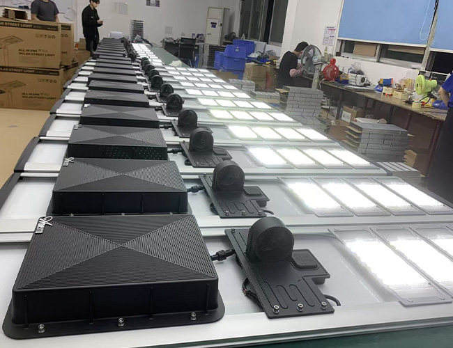 Lampu Jalan semua dalam satu surya