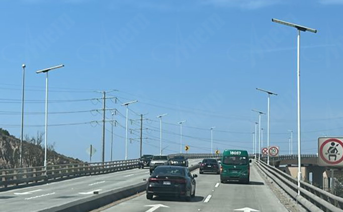 Proyek instalasi lampu jalan tenaga surya All-In-One Mexico