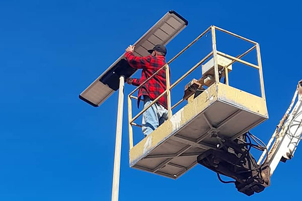 Apa perbedaan antara lampu jalan tenaga surya dan lampu jalan bertenaga kisi konvensional?