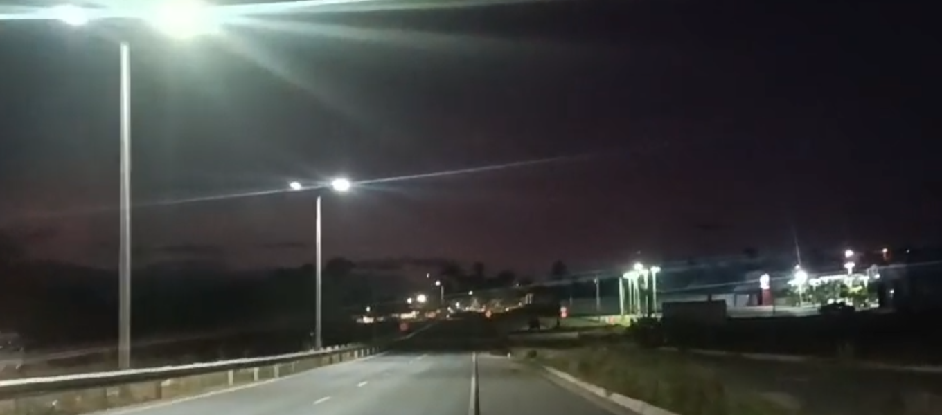 Solusi lampu jalan tenaga surya 150W kecerahan tinggi untuk jalan utama